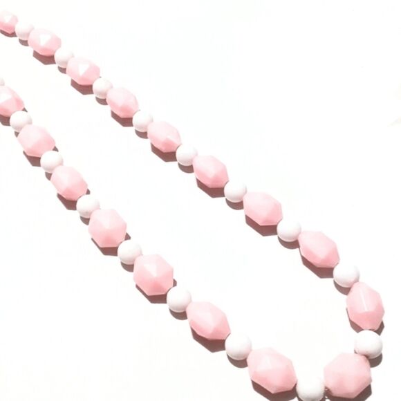 Vintage Chunky Mid Century Pink and White Beaded Necklace - Picture 4 of 7